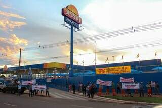 Empresário em frente ao mercado Assaí, na Avenida Gunther Hans (Foto: Juliano Almeida)