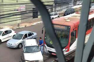 Motorista de ônibus verificando condutor de Fiat Uno (Foto: Direto das Ruas)