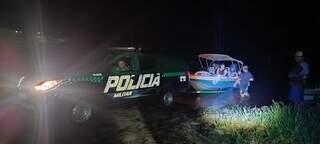 Policiais ambientais durante buscas em rio. (Foto: Cenário MS)