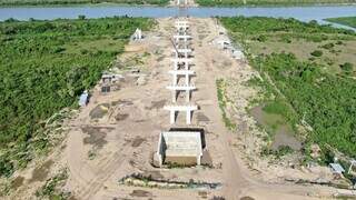 Colunas de concreto já construídas da ponte em lado brasileiro. (Foto: Pybra)
