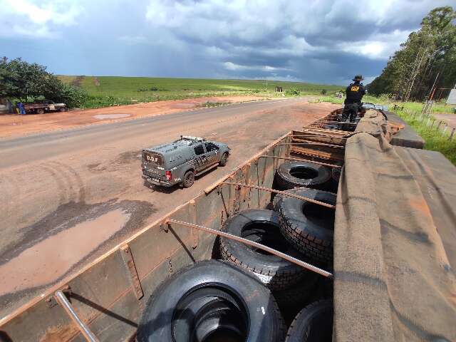 Pol&iacute;cia apreende carga de pneus contrabandeados avaliada em R$ 500 mil