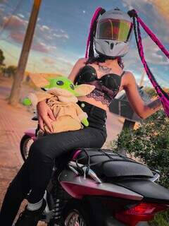 Nas redes sociais, Edilene é a &#39;Garota da moto rosa&#39;. (Foto: Arquivo pessoal)