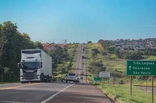 Veículos na BR-163, em trecho que receberá obra de rotatória alongada que dará acesso à Rua do Selenita e loteamento de novos condomínios no sentido oposto. (Foto: Marcos Maluf)