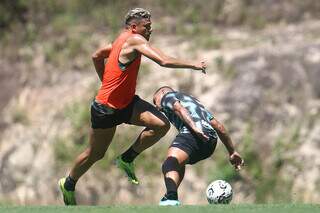 Atacante Tiquinho Soares, de colete laranja, escapa do marcador em treino (Foto: Vítor Silva/Botafogo)