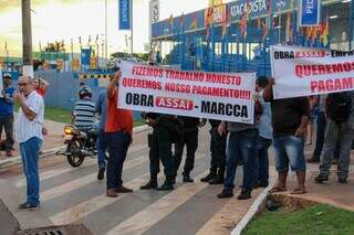 Empresário protestam com cartazes em frente ao mercado Assaí, na Avenida Gunther Hans (Foto: Juliano Almeida)