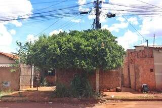 Casa chamada de hotel do crime pelo Garras, no Jardim Campo Alto. (Foto: Alex Machado)