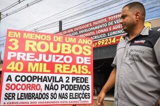 Comerciante mostra em placa que foi furtado três vezes e pede &#34;socorro&#34; (Foto: Henrique Kawaminami)