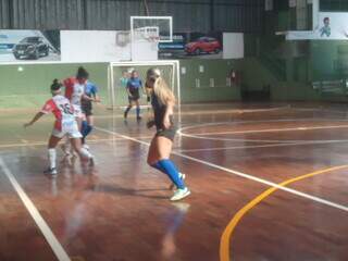 Jogadoras disputando partida de futsal no Ginásio União dos Sargentos no ano passado (Foto: Divulgação)