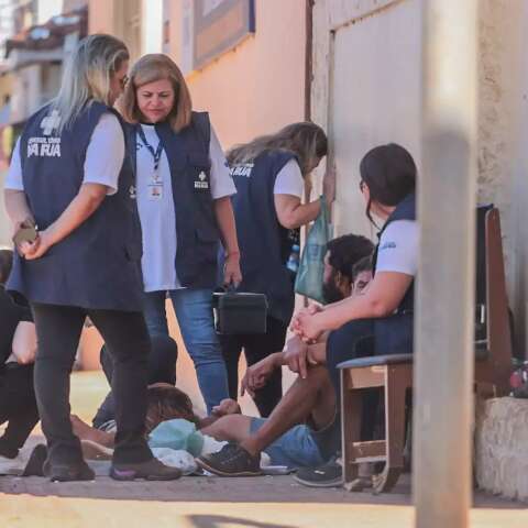 Sem jaleco ou prescri&ccedil;&atilde;o, consulta na rua cuida de quem n&atilde;o tem teto na Capital