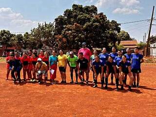 Equipe feminina que participou da última edição do Torneio de Futebol Feminino, realizado no bairro Santa Mônica (Foto: Divulgação)