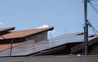 Casa com placas de energia solar instaladas, em Campo Grande (Foto: Divulgação/Prefeitura de Campo Grande)
