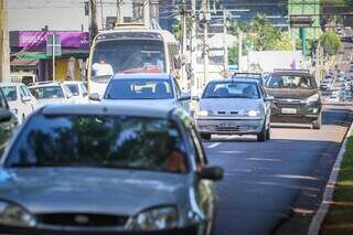 Trânsito de carros no Centro de Campo Grande (Foto: Henrique Kawaminami)