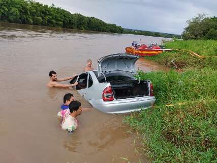Perdido na cidade, motorista cai com carro no Rio Taquari