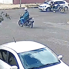 Vídeo mostra colisão que "arremessou" mulher grávida na região central