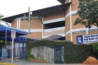 Fachada da Escola Municipal Danda Nunes, localizada no bairro Vivenda do Bosque (Foto: Arquivo/Campo Grande News)