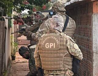 Policiais federais durante cumprimento de mandados na manhã desta quinta-feira. (Foto: Divulgação)