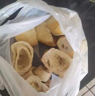 O café da manhã para seis dos funcionários é só pão seco, segundo Adailton (Foto: arquivo pessoal)