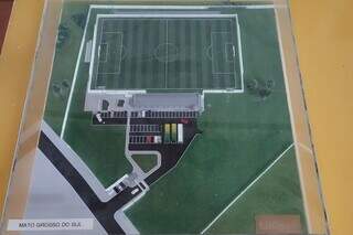 Maquete do novo centro do futebol, que terá campo com medidas oficiais, vestiários e arquibancada (Foto: Divulgação/FFMS)