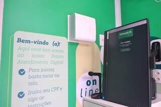 Cabine de tele atendimento possui tela e microfone para que a consulta ocorra (Foto: Paulo Francis)