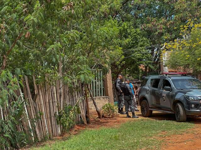 Homem &eacute; atingido no p&eacute; em tiro disparado por &quot;velho conhecido da pol&iacute;cia&quot;