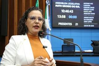 Deputada estadual Gleice Jane (PT) se pronunciando em defesa do Dia da Mulher na Assembleia Legislativa, nesta quinta-feira (7) (Foto: Luciana Nassar) 