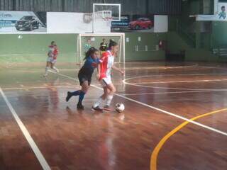 Meninas em quadra pela Copa Pelezinho de Futsal (Foto: Divulgação)