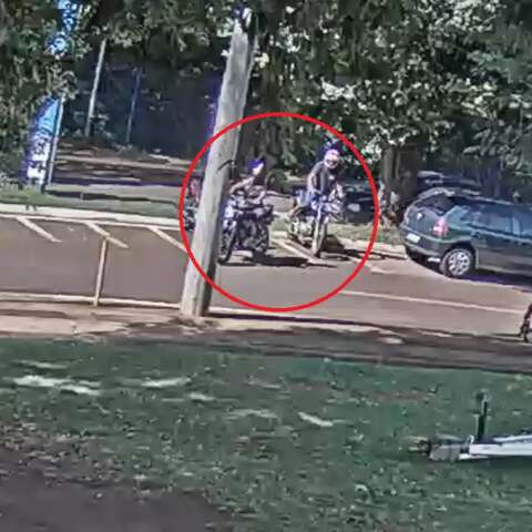 C&acirc;mera de seguran&ccedil;a flagra furto de moto no estacionamento da UFMS
