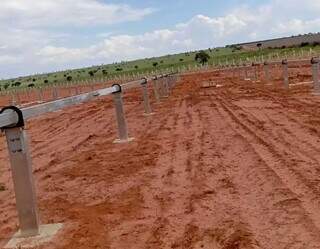 Bases de usina solar já estão montadas (Foto: Arquivo pessoal)