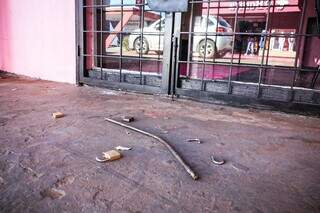 Cadeado arrombado em frente a loja alvo do suspeito, no Tijuca. (Foto: Henrique Kawaminami)