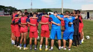 Jogadores do Coxim reunidos em treinamento do clube (Foto: Divulgação)