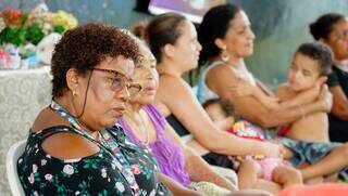 Mulheres de diferentes idades, algumas acompanhadas dos filhos pequenos, acompanham palestra sobre empreendedorismo (Foto: Alex Machado)