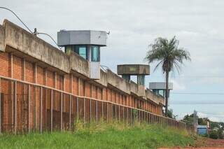 Torres de vigilância desativadas na Penitenciária de Segurança Máxima (Foto: Henrique Kawaminami)