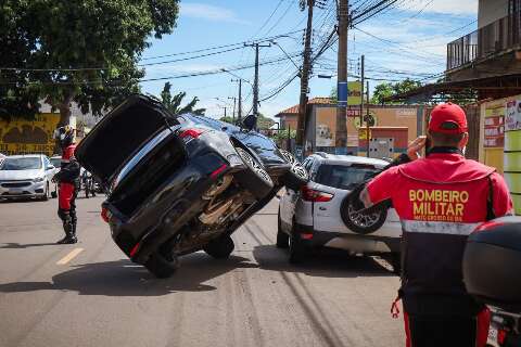 "Malabarista", motorista consegue improvável: sobe em outro carro 