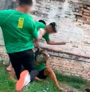 Alunos agredindo estudante, caso mais recente aconteceu ontem, em Corumbá. (Foto: reprodução)