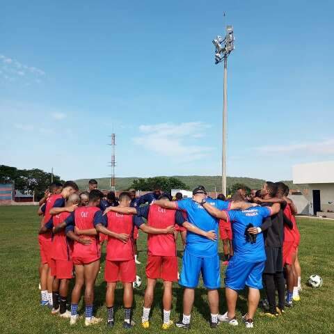 Dispensa de jogadores termina em agress&otilde;es envolvendo t&eacute;cnico 