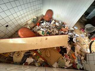 Cadeiras, resquícios de construção e muito lixo em um dos banheiros do local. (Foto: Marcos Maluf)