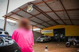 Mãe em frente a unidade penal, no Jardim Noroeste. (Foto: Henrique Kawaminami)