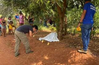 Peritos durante trabalhos em local onde vítima foi achada morta. (Foto: Divulgação/PCMS)