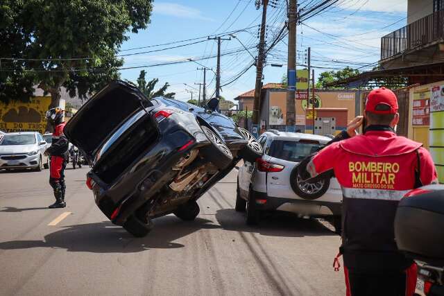 &quot;Malabarista&quot;, motorista consegue improv&aacute;vel: sobe em outro carro 