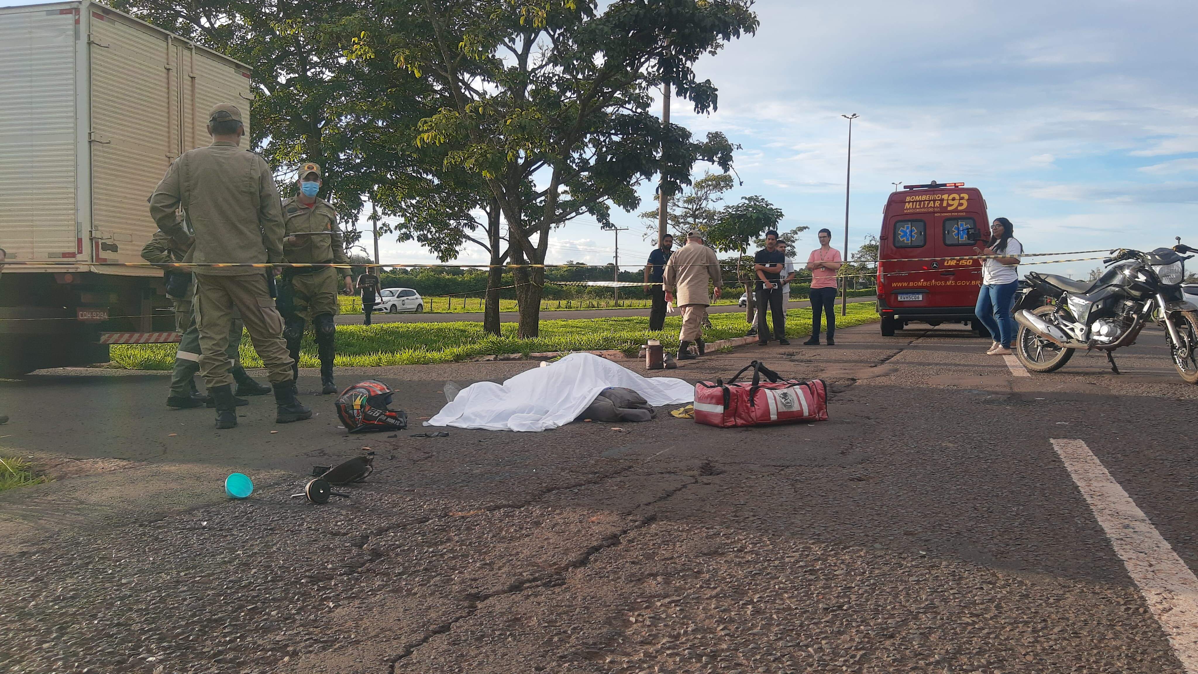 Motociclista de 23 anos morre ao atingir caminhão na Avenida Gury Marques