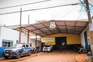 Viaturas da Agepen e Polícia Militar em frente a unidade penal. (Foto: Henrique Kawaminami)