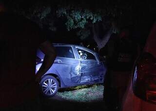 Impacto de colisão destruiu porta de passageiro de Honda Fit. (Foto: Osmar Daniel)