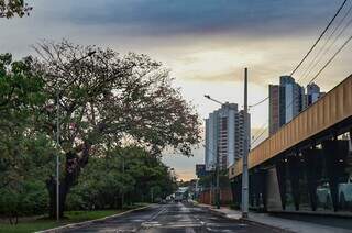 Trecho da Avenida Ricardo Brandão, na Capital, molhado com a chuva da madrugada (Foto: Henrique Kawaminami)
