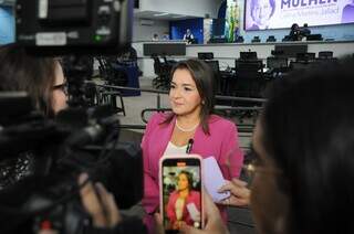Prefeita Adriane Lopes (PP) em entrevista após Sessão Solene em Comemoração ao “Dia Internacional da Mulher” da Câmara Municipal de Campo Grande (Foto: Divulgação)
