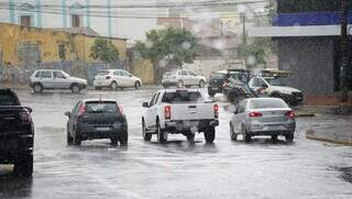 Carros parados em semáforo em meio a chuva na região central de Campo Grande (Foto: Alex Machado)