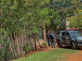 Equipe do Choque faz buscas na Vila Carlota em busca do suspeito (Foto: Marcos Maluf)