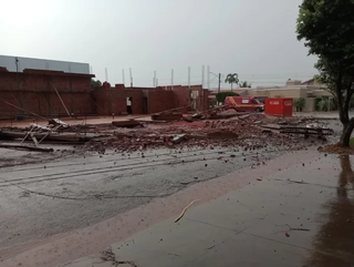Corpo de Bombeiros foi acionado para atender queda de construção na Rua das Laranjeiras. Ninguém se feriu. (Foto: Reprodução/O Correio News)