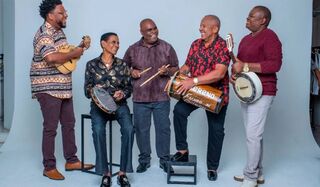 Hoje tem Fundo de Quintal, feira de antiguidades e Emo Night