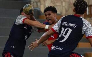 Gustavo Moura Souza, de 17 anos, durante partida de handebol. (Foto: Divulgação)