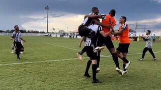 Jogadores do Operário celebram gol em partida do Estadual (Foto: OFC)